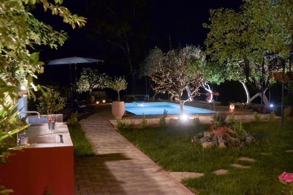 The Red House In Dassia מראה חיצוני תמונה