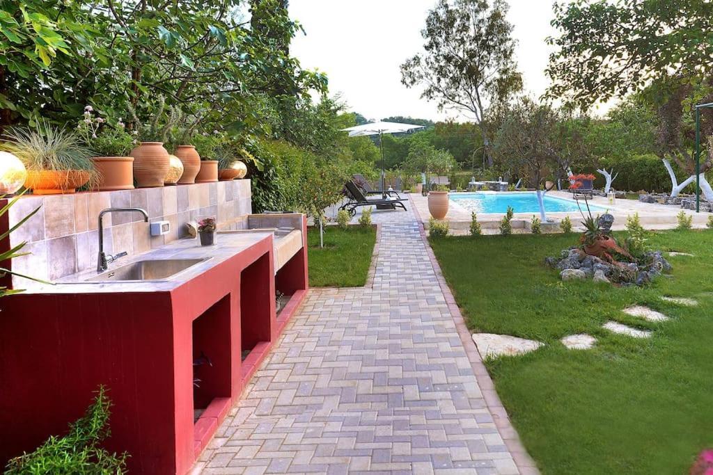 The Red House In Dassia מראה חיצוני תמונה