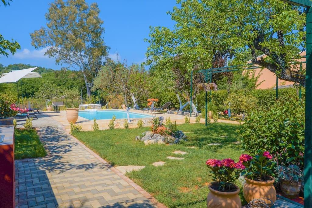 The Red House In Dassia מראה חיצוני תמונה