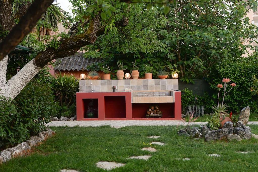 The Red House In Dassia מראה חיצוני תמונה